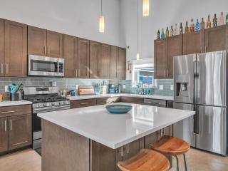 15 Min to Downtown with Backyard & Parking - Austin - 8