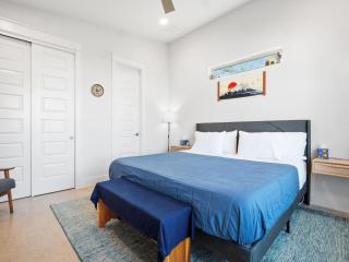 15 Min to Downtown with Backyard & Parking - Austin - 4