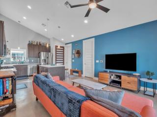 15 Min to Downtown with Backyard & Parking - Austin - 9