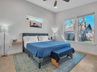 15 Min to Downtown with Backyard & Parking - Austin - 5