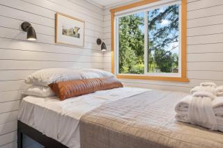Eco Friendly Tiny Container Home Retreat - 9