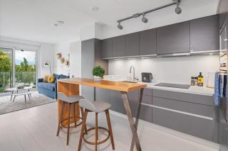 Eco-Friendly Condo with AC Gym and Parking near SkyTrain for 5 - 7