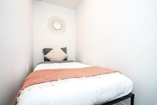 Bright Condo with AC and Parking near Science World for 4 Guests - Vancouver - 2