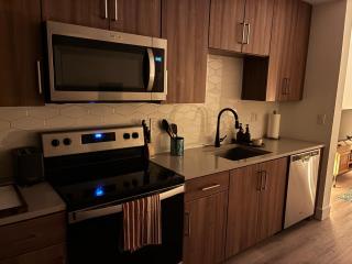 Luxury Hollywood Studio With Pool, Parking, Gym - 2