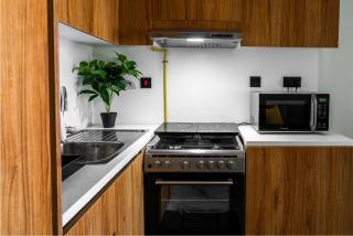 Canal View 1BR near Galleria Mall & Cleveland - Abu Dhabi - 1