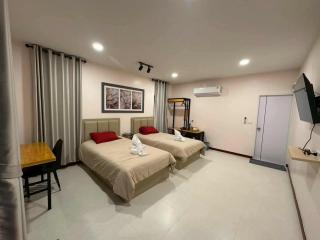 NICHA Cafe' & Resort - - 5