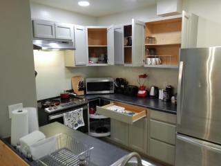 King Bed Creekfront Retreat in Jacksonville - 9