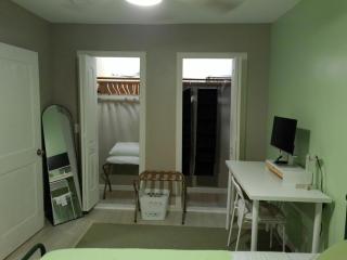 King Bed Creekfront Retreat in Jacksonville - 6