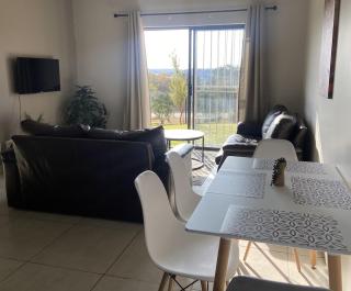 Warm, Homely Apartment - 5min Away Menlyn Main - 4