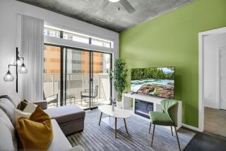 Centric 2BR In HEART of DTPHX Free Garage Parking - 7