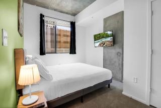 Centric 2BR In HEART of DTPHX Free Garage Parking - 3