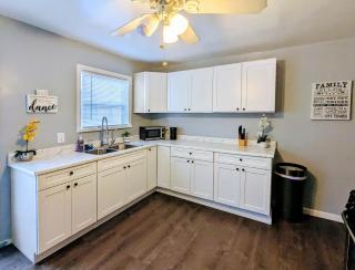 Spacious 3 bedroom home by Melrose and 10 minutes to Hollywood Walk of Fame - 1