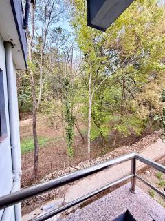 A Bedroom Balcony beside the Forest - Bālāju - 4