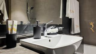 Vera Residence Stylish 2-Bedroom Stay - Abu Dhabi - 5