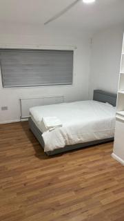 Peeams Abode Borehamwood - 6