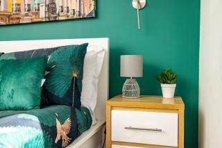 Modern 2-Bed Apartment - Near Train and Town - Parking Available - High Wycombe - 2