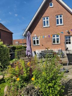 Aurora - big house with lovely garden - close to everything - 4