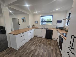 Unwind in Comfort and Style - Upper Hutt - 0
