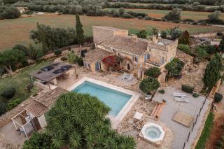 Captivating 5-Bed Retreat in Ibiza 1470 - 0