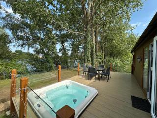 Rudd lake Luxury lakeside lodge with fishing & hot tub@Tattershall - Tattershall - 0
