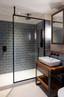 Tower Bridge Premium Apt w Balcony and AC - 6
