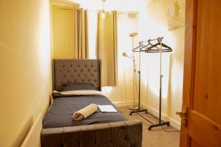 Mansfield House - Sleeps 10, Free Parking, WiFi - Weekly & Monthly Stay Deals! - Mansfield - 2