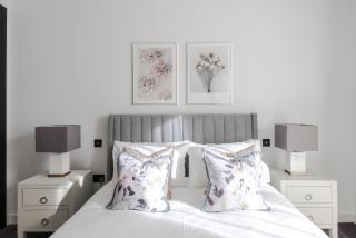 Stylish Riverfront Apartment - 0