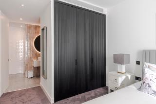 Stylish Riverfront Apartment - 8