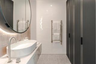 Stylish Riverfront Apartment - 7