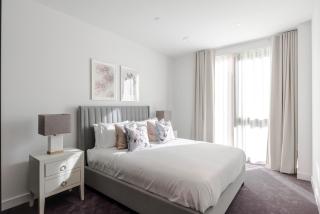 Stylish Riverfront Apartment - 9