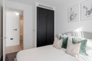 Stylish Riverfront Apartment - 4