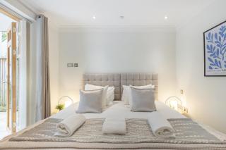 Luxury 1BR Private Patio Hendon - 3