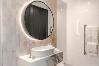 Stylish Riverfront Apartment - 6