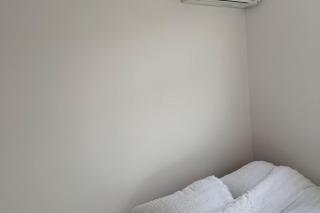 Studio - Sleeps 2 & Free Parking - 8