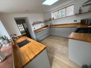 Spacious 3-Bed, Fully equipped, Sleeps 5, Free Parking in Central Guisborough - Guisborough - 5
