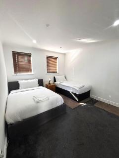 Luxury 4 Bedroom House with Free Parking - Hornchurch - 9