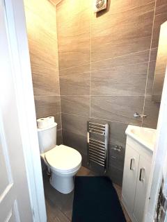 Luxury 4 Bedroom House with Free Parking - Hornchurch - 3
