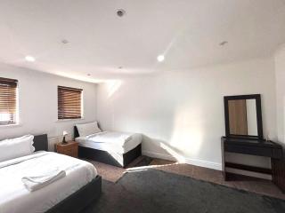 Luxury 4 Bedroom House with Free Parking - Hornchurch - 2