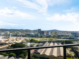 Floor to Ceiling River& Mountain View Top Location - Brisbane - 9