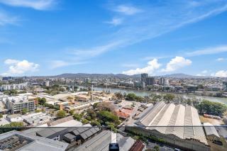 Floor to Ceiling River& Mountain View Top Location - Brisbane - 5