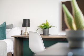 Modern City Studio w Desk and TV - Sheffield - 3