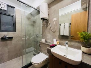 Hostie Stylish 3BHK Apartment, on Golf Course extn road - 9