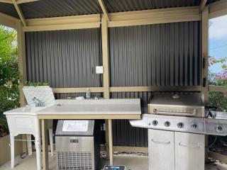 Villa Rrrita -Short Drive to Hull Bay - 4