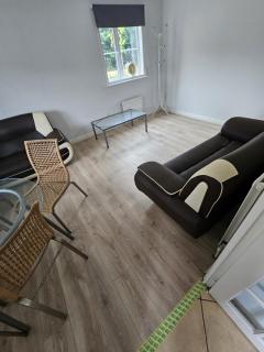 2 bed flat - TW7 4NH - Heston - 0