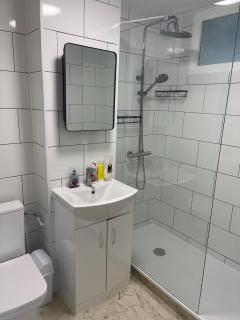 2 bed flat - TW7 4NH - Heston - 4