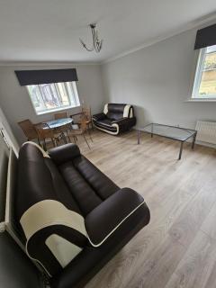 2 bed flat - TW7 4NH - Heston - 1
