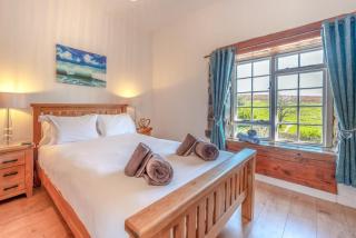 Pembrokeshire Near Beach With A Hot Tub - 1