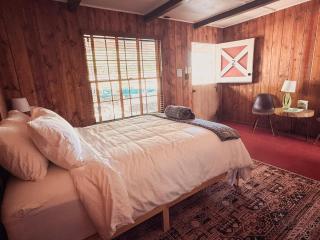 Room 2 - Downtown Joshua Tree Motel - Pet Friendly - Walk to Shops & Visitor Center, Minutes to Park Entrance - Joshua Tree - 5