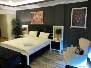 Havana Suites 2BHK Luxurious Apartment with Pool Gym & FreeNetflix At Bahria Town - Rawalpindi - 0