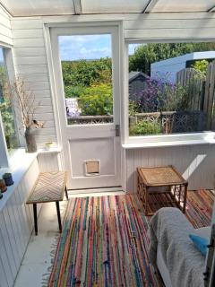 King bed, opposite the beach - Borth - 8